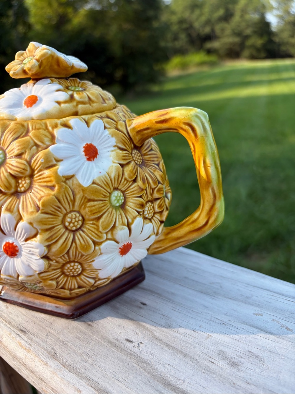 Vintage Fred Roberts Gold & White Daisy Ceramic Teapot W/Lid. 6.5"H 1960-70s - Picture 4 of 12